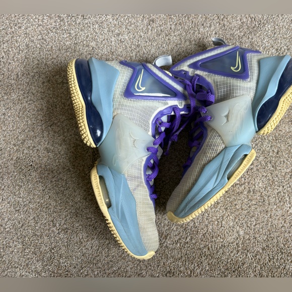 Nike - Unisex 2022 LeBron 19 GS 'Easter' High Top Sneaker - Sz 4 Y- Multi Color - Picture 5 of 11